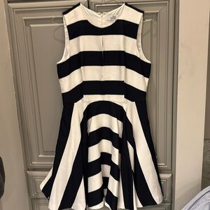 Size 12  nice fabric, beautiful dress with pockets.  Black and white